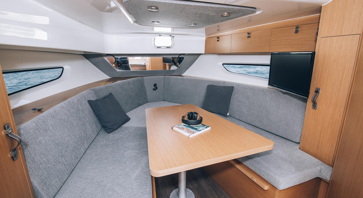 Beneteau Flyer 10 Interior